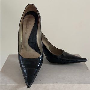 Black classic pump in black leather